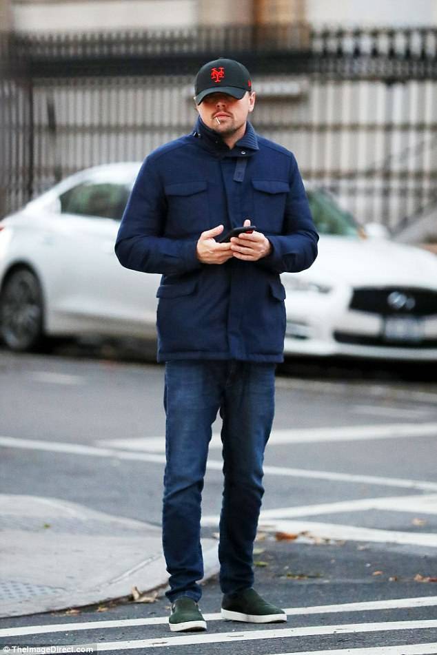 レオはny 友達とサラ シュナイダーと食事 Leonardo Dicaprio レオはny 友達とサラ シュナイダーと食事 Leonardo Dicaprio