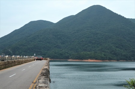 大潭水塘 Tai Tam Reservoir のダム、下から見たり横から見たり_c0135971_14563842.jpg