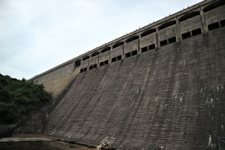 大潭水塘 Tai Tam Reservoir のダム、下から見たり横から見たり_c0135971_14580047.jpg