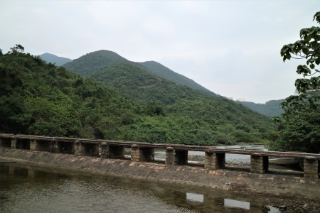 大潭水塘 Tai Tam Reservoir のダム、下から見たり横から見たり_c0135971_14585959.jpg