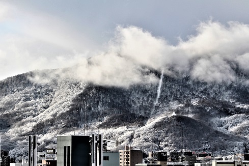 札幌の街に雪が・・・・・　きっと根雪になるでしょう。_f0362073_18400394.jpg