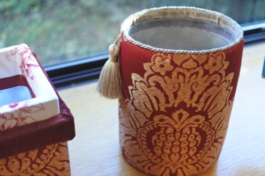 お揃いの生地のお茶箱とダストボックス_b0242032_00491075.jpg