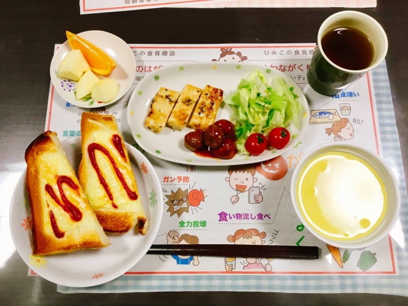 ひまわり荘  朝食  トースト 鶏肉のバジル焼き  サラダ  フルーツ  ヤクルト  コーンスープ_c0357519_08275426.jpeg