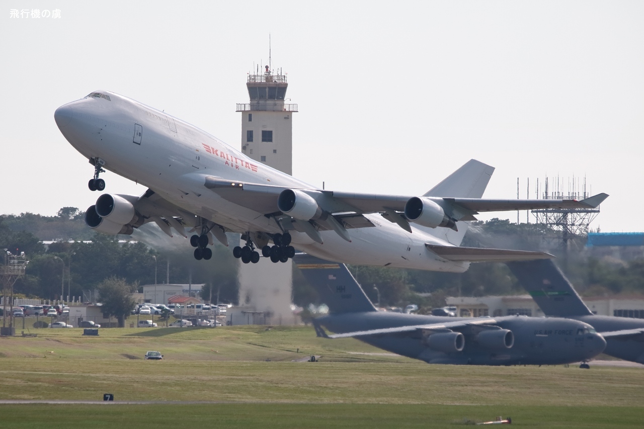 難しい背景色で離陸　　B747　　カリッタエア（CKS）_b0313338_13405591.jpg