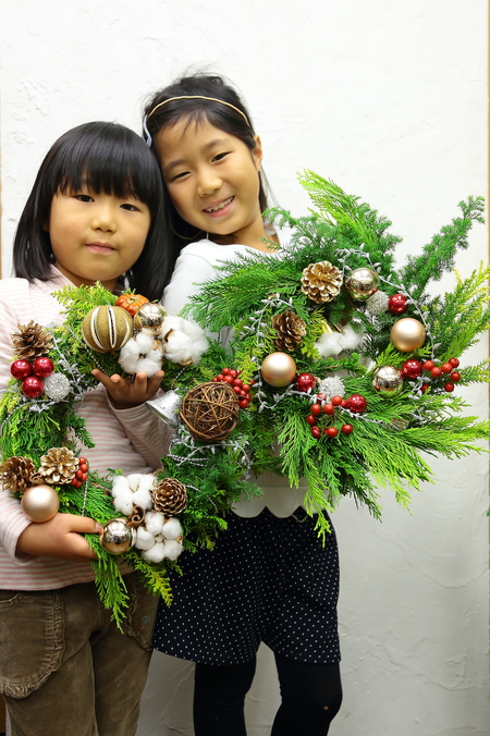 お子様と一緒のクリスマスリースレッスンご報告 次回リースレッスン12月3日_a0042928_21191510.jpg