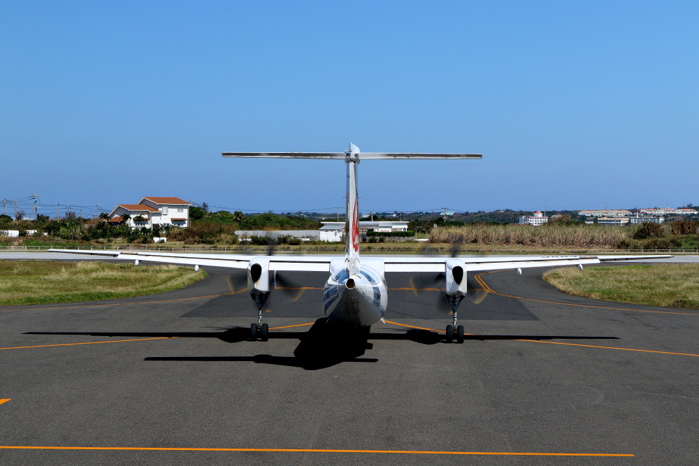 与論空港遠征 その3 JAC DHC-8-Q400の離陸_e0204891_17341651.jpg