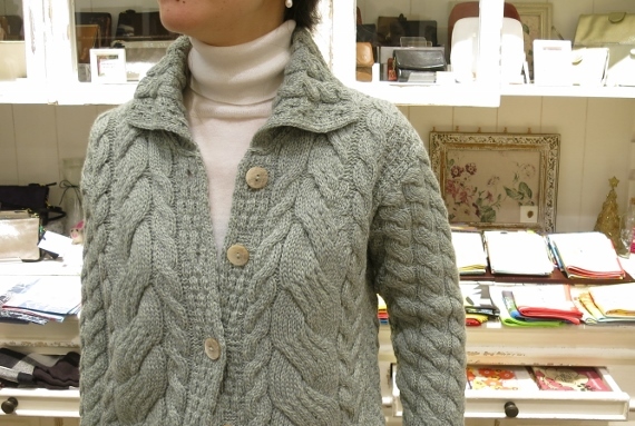 暖かな冬の日は、CARRAIG DONN の縄編みカーディガンで・・・_c0227633_13174773.jpg