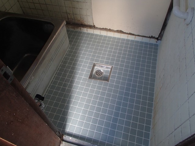 浴室のタイル貼りの洗い場の床がグラグラ_c0369458_22184602.jpg