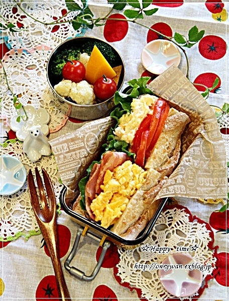 バゲットサンド弁当と11月後半に咲くバラ♪_f0348032_17444758.jpg
