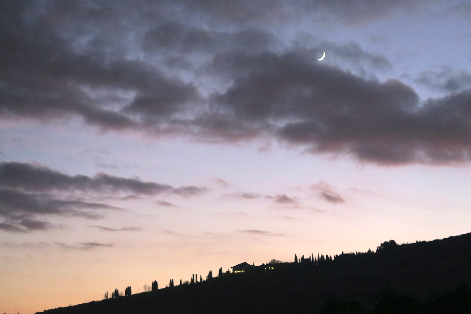 夕暮れの雲間の三日月_f0234936_7592111.jpg