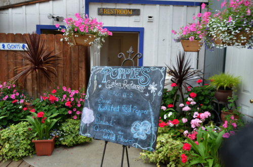 スキャグウェイ、お母さんの手作りっぽい可愛らしいレストラン「POPPIES RESTAURANT（ポピーズレストラン）」：ルビープリンセスアラスカクルーズ_f0054556_10483315.jpg