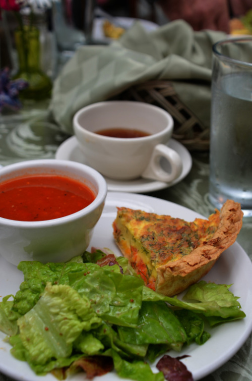 スキャグウェイ、お母さんの手作りっぽい可愛らしいレストラン「POPPIES RESTAURANT（ポピーズレストラン）」：ルビープリンセスアラスカクルーズ_f0054556_11242082.jpg