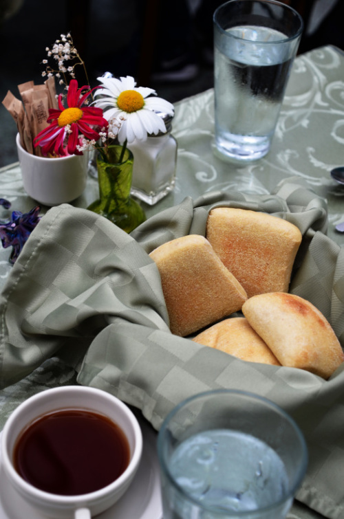 スキャグウェイ、お母さんの手作りっぽい可愛らしいレストラン「POPPIES RESTAURANT（ポピーズレストラン）」：ルビープリンセスアラスカクルーズ_f0054556_11272576.jpg