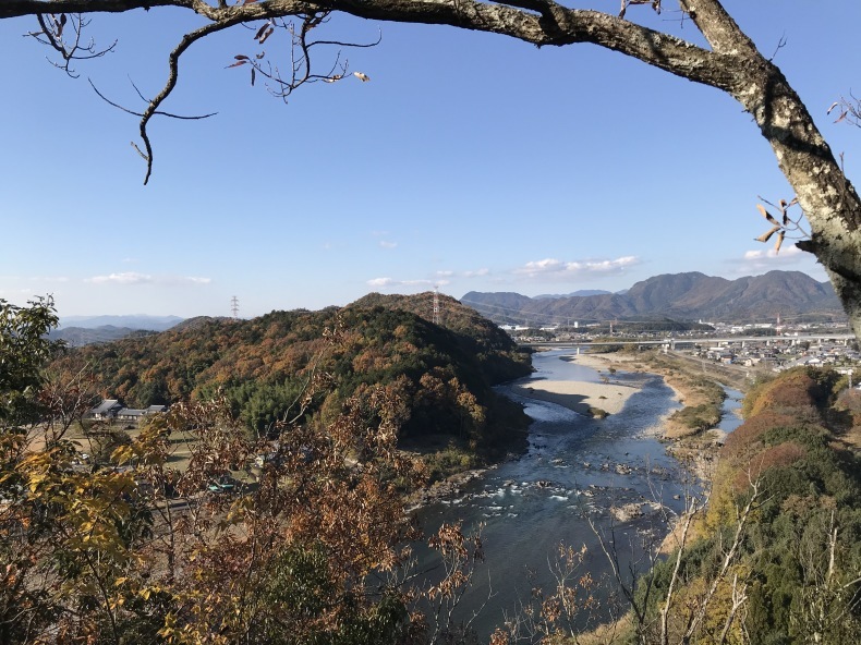関には細かい山多し。小学校区に一つ、特別な山や木があり、愛されています。_a0026530_18515565.jpg