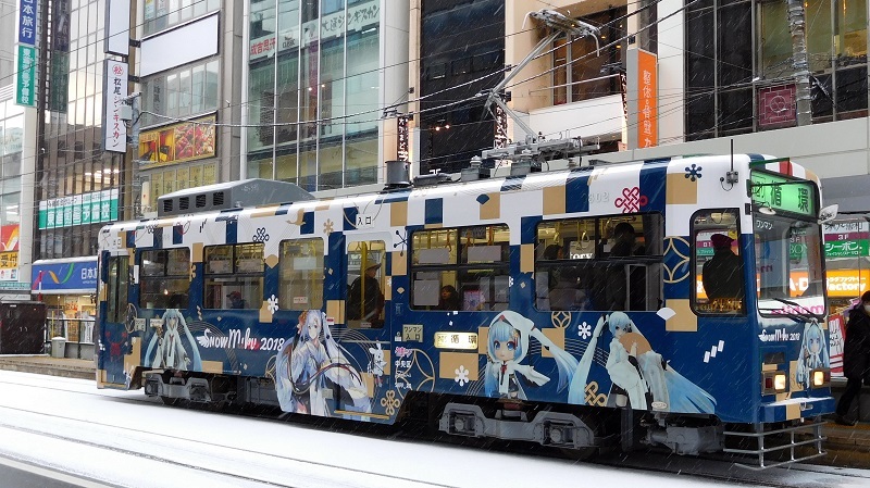 小雪の札幌市、西4丁目電停で雪ミク電車と出会いました(H291202)_e0304702_21050834.jpg