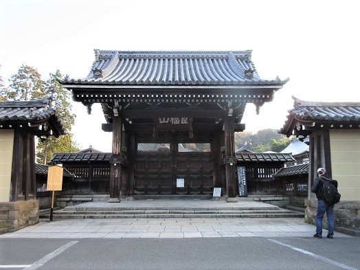 建長寺総門の桃 17 12 03 フランス語と 鎌倉と 私と