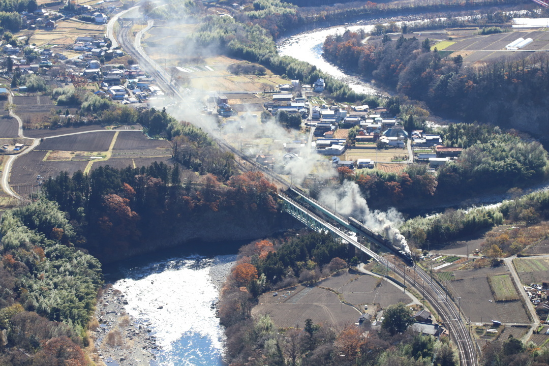 紅葉が終わった利根川を渡る汽車 - 上越線・2017年初冬 -_b0190710_19385159.jpg
