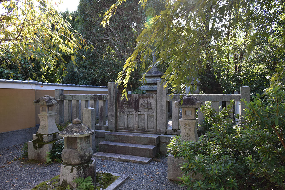 太平記を歩く。 その169 「楠木正行首塚・足利義詮の墓(寶篋院)」 京都市右京区_e0158128_19551010.jpg