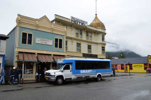 西部劇映画のセットのようなSkagway（スキャグウェイ）の街並み。：ルビープリンセスアラスカクルーズ_f0054556_11183353.jpg