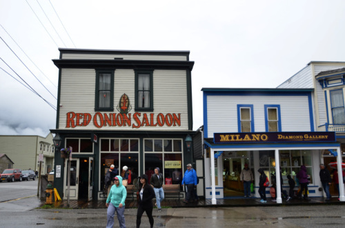 西部劇映画のセットのようなSkagway（スキャグウェイ）の街並み。：ルビープリンセスアラスカクルーズ_f0054556_11222090.jpg