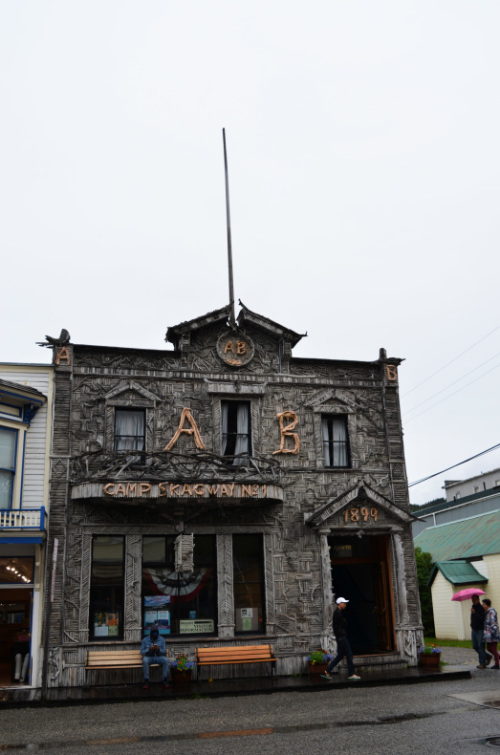 西部劇映画のセットのようなSkagway（スキャグウェイ）の街並み。：ルビープリンセスアラスカクルーズ_f0054556_11253208.jpg