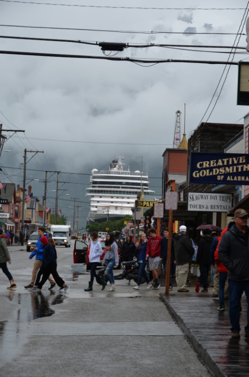 西部劇映画のセットのようなSkagway（スキャグウェイ）の街並み。：ルビープリンセスアラスカクルーズ_f0054556_11373279.jpg
