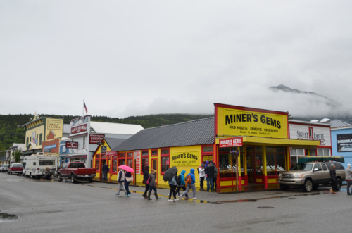 西部劇映画のセットのようなSkagway（スキャグウェイ）の街並み。：ルビープリンセスアラスカクルーズ_f0054556_11391857.jpg