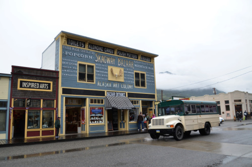 西部劇映画のセットのようなSkagway（スキャグウェイ）の街並み。：ルビープリンセスアラスカクルーズ_f0054556_11490040.jpg
