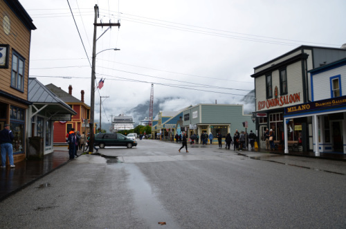 西部劇映画のセットのようなSkagway（スキャグウェイ）の街並み。：ルビープリンセスアラスカクルーズ_f0054556_11533002.jpg