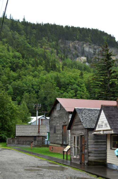 西部劇映画のセットのようなSkagway（スキャグウェイ）の街並み。：ルビープリンセスアラスカクルーズ_f0054556_11550042.jpg