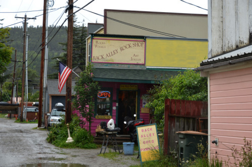 西部劇映画のセットのようなSkagway（スキャグウェイ）の街並み。：ルビープリンセスアラスカクルーズ_f0054556_12011096.jpg
