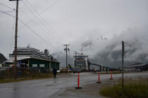 西部劇映画のセットのようなSkagway（スキャグウェイ）の街並み。：ルビープリンセスアラスカクルーズ_f0054556_12083990.jpg