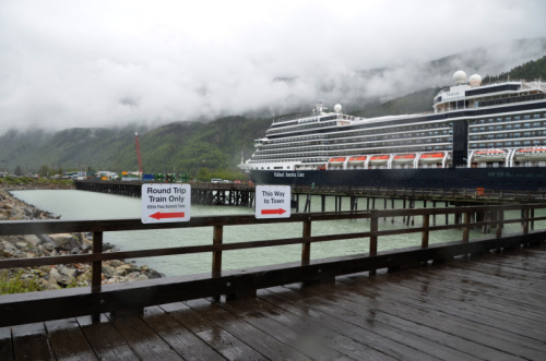 西部劇映画のセットのようなSkagway（スキャグウェイ）の街並み。：ルビープリンセスアラスカクルーズ_f0054556_12093901.jpg