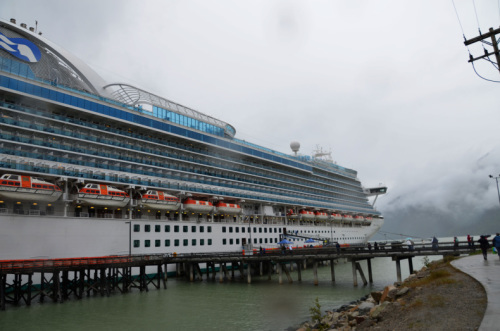 西部劇映画のセットのようなSkagway（スキャグウェイ）の街並み。：ルビープリンセスアラスカクルーズ_f0054556_12130582.jpg