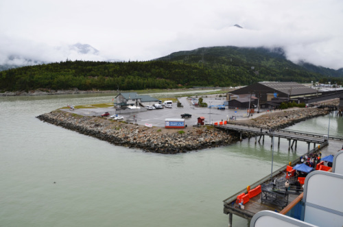 西部劇映画のセットのようなSkagway（スキャグウェイ）の街並み。：ルビープリンセスアラスカクルーズ_f0054556_12144984.jpg