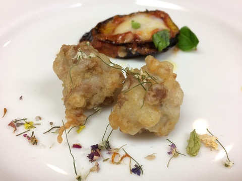 揚げた京丹波  黒鶏の首肉と韮の花(Collo di pollo fritto e Erba Cipollina Cinese secchi)_c0251263_02071811.jpg