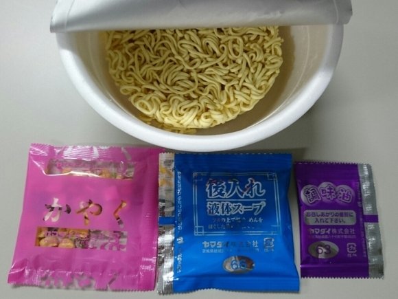 12/4夜勤飯 ニュータッチ北海道みそバターラーメン ¥95_b0042308_01472950.jpg