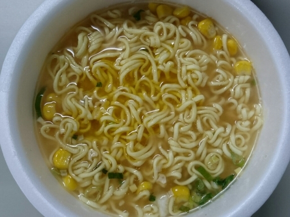 12/4夜勤飯 ニュータッチ北海道みそバターラーメン ¥95_b0042308_01473148.jpg
