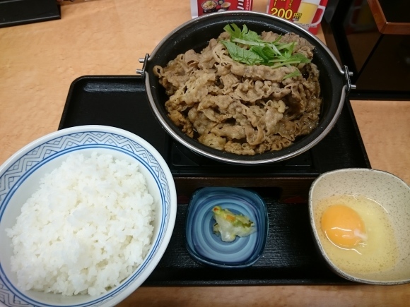 12/4夜勤明け 期間限定(12/5まで) 牛鍋ファミリーパック¥980 + ごはん・玉子セット¥170 + サントリーモルツ¥410_b0042308_16242772.jpg