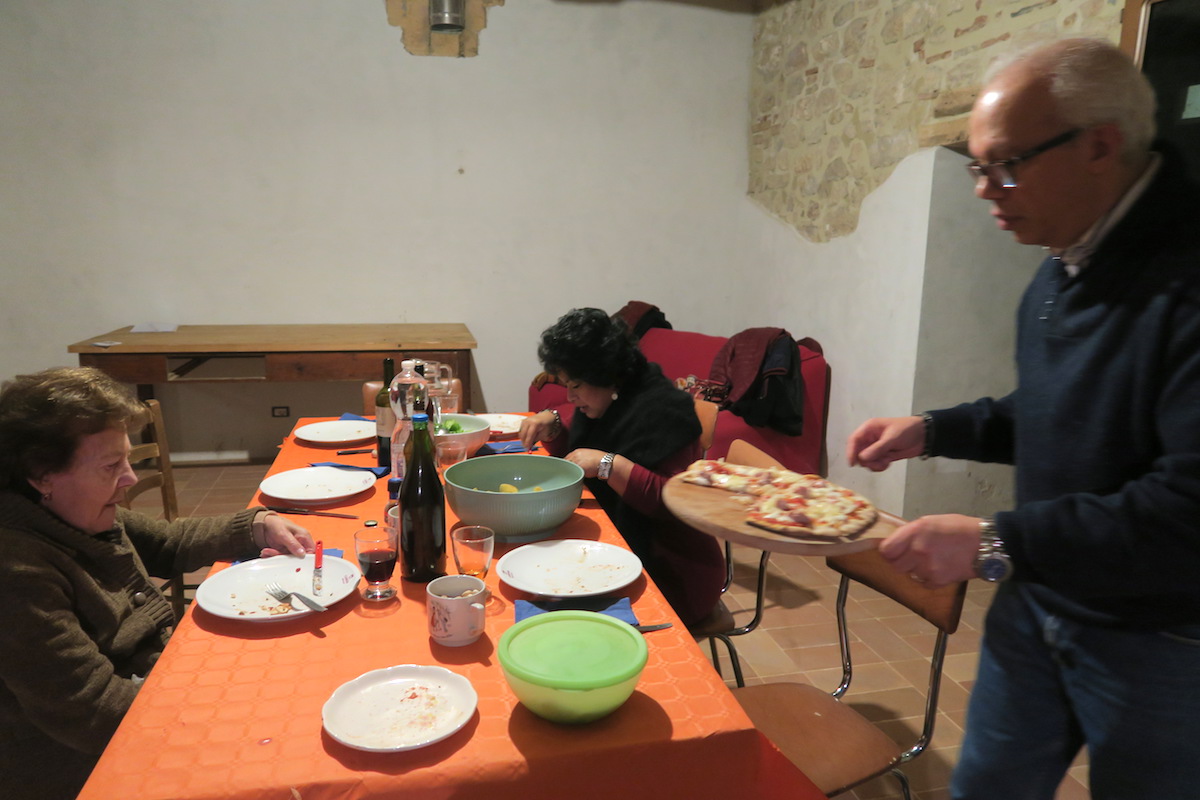ピザ焼く炎と男性活躍ピザの会、イタリア_f0234936_16105242.jpg