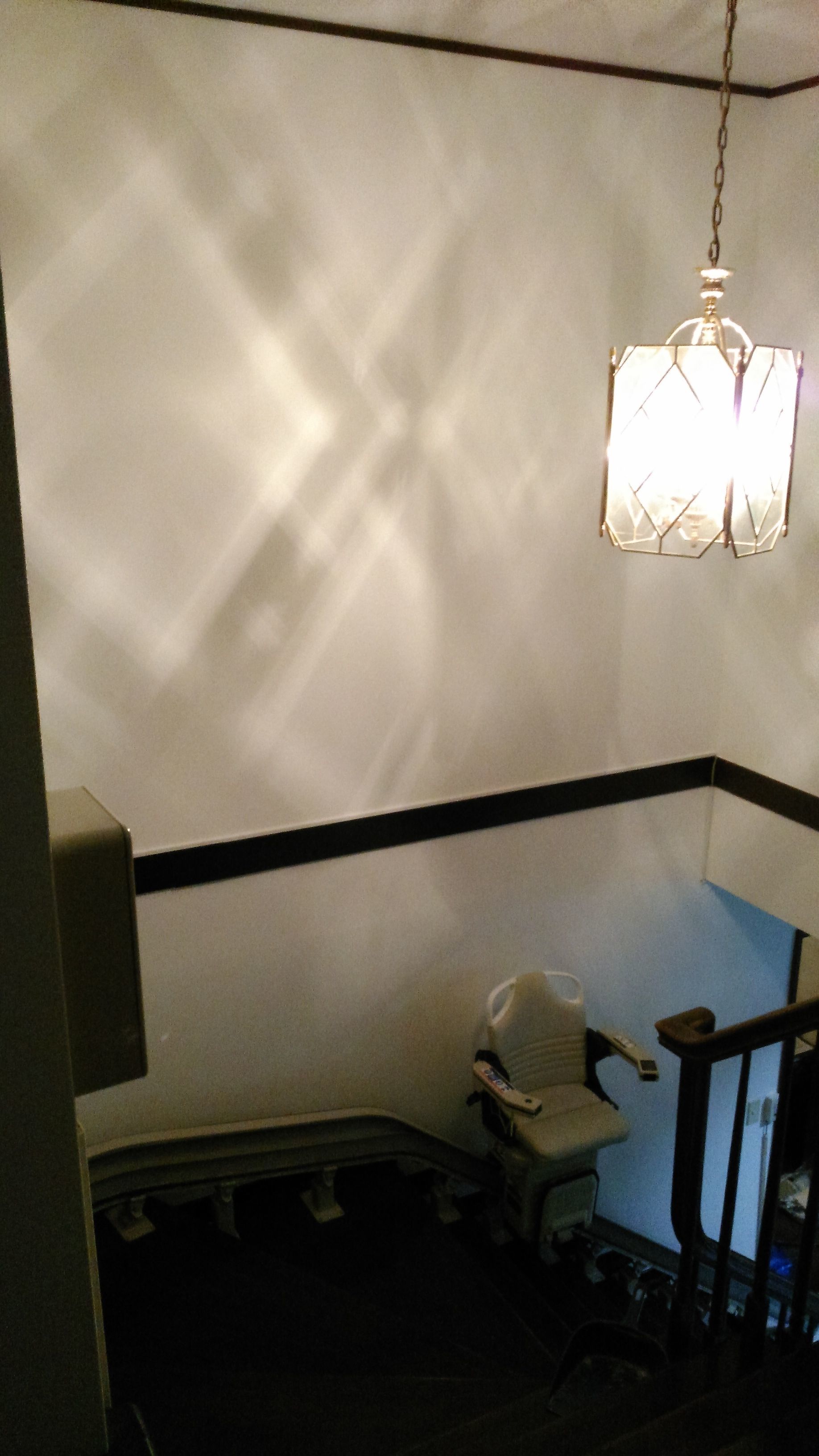 玄関・階段ホールの壁紙張り替え　サンゲツ『リザーブ１０００』_c0157866_20541122.jpg