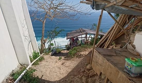 Nunggalan Beach への道は階段というより山下りｗ@ Pecatu, Uluwatu (\'17年9月)_d0368045_1453958.jpg