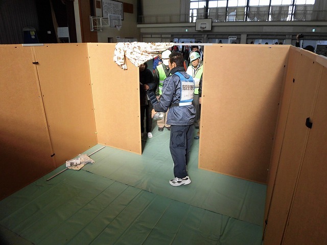 激励に訪れた小長井市長にも積極的に吉高新聞部がインタビュー 「第5回 吉原高校避難所開設・運営訓練」その2_f0141310_07354321.jpg