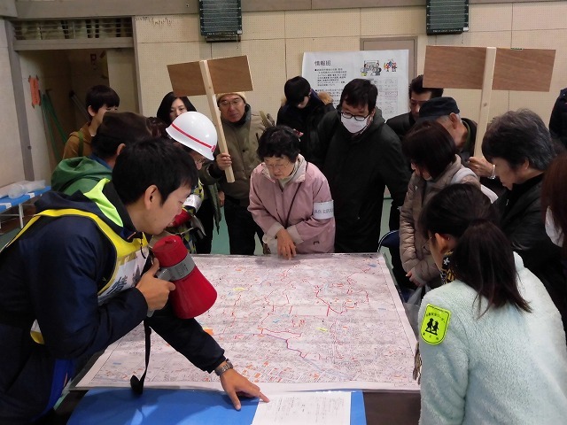 激励に訪れた小長井市長にも積極的に吉高新聞部がインタビュー 「第5回 吉原高校避難所開設・運営訓練」その2_f0141310_07360016.jpg