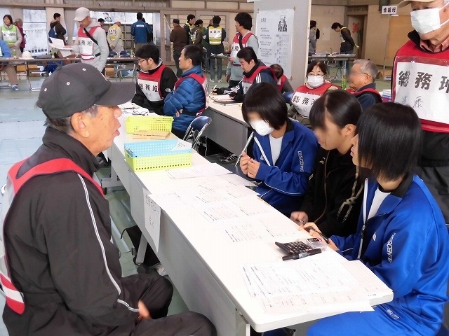 激励に訪れた小長井市長にも積極的に吉高新聞部がインタビュー 「第5回 吉原高校避難所開設・運営訓練」その2_f0141310_07401178.jpg