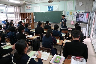 アンネの日記から前向きに生きる彼女の考えを読み取る 3年4組英語の授業 宮古島市立北中学校