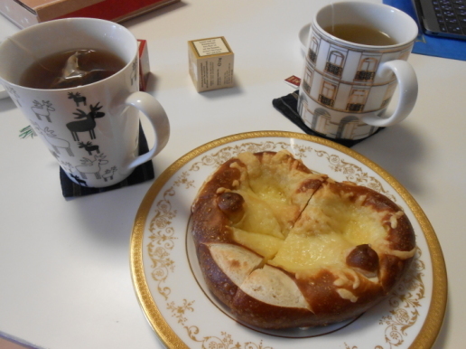 お土産のプレッツェルといただき物の珍しい紅茶カレンダー。_a0095931_15540552.jpg