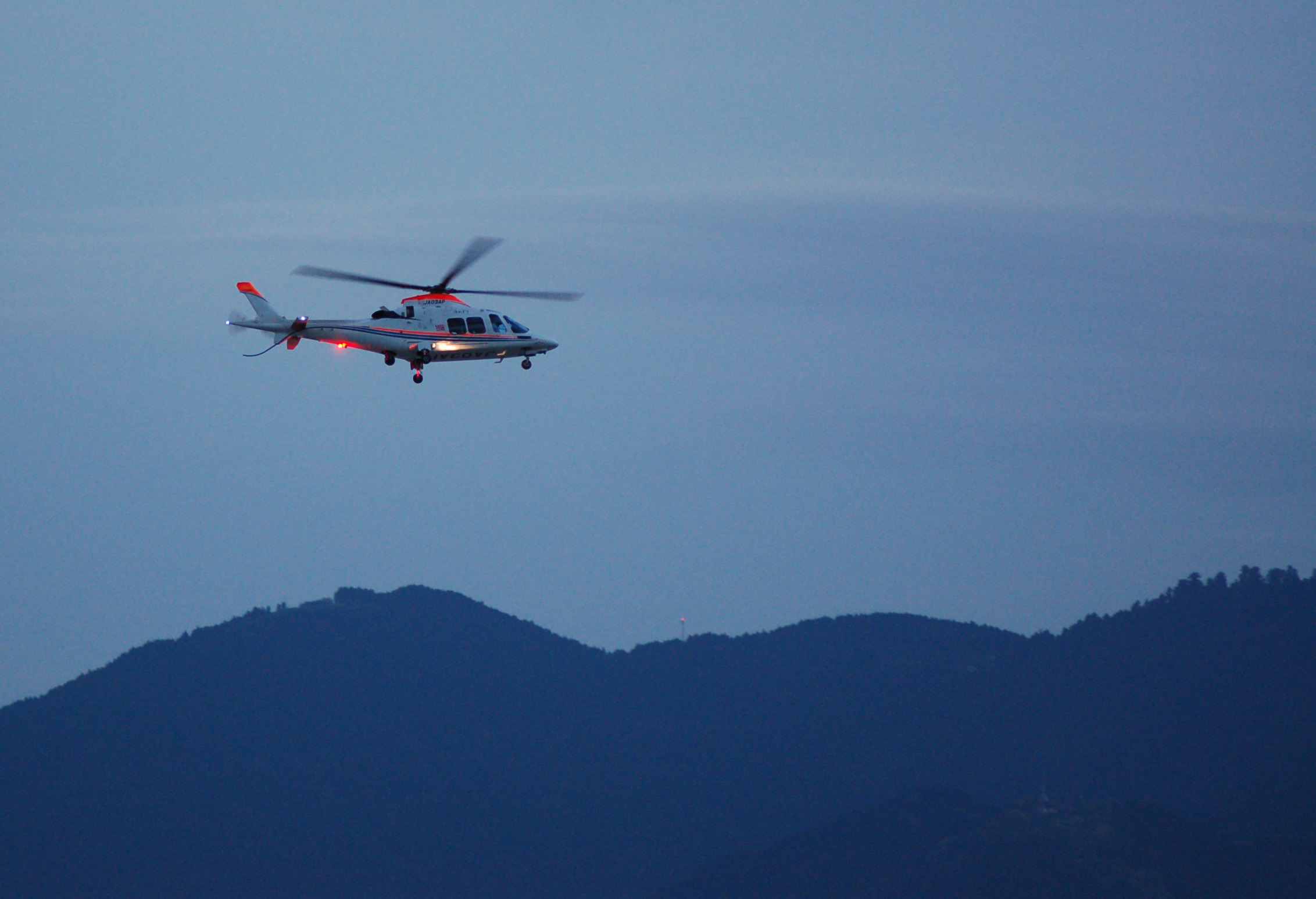 アグスタ乗らないかい 朝日新聞がパイロット 整備士募集中 ほーどー飛行機 Aerial News Gathering