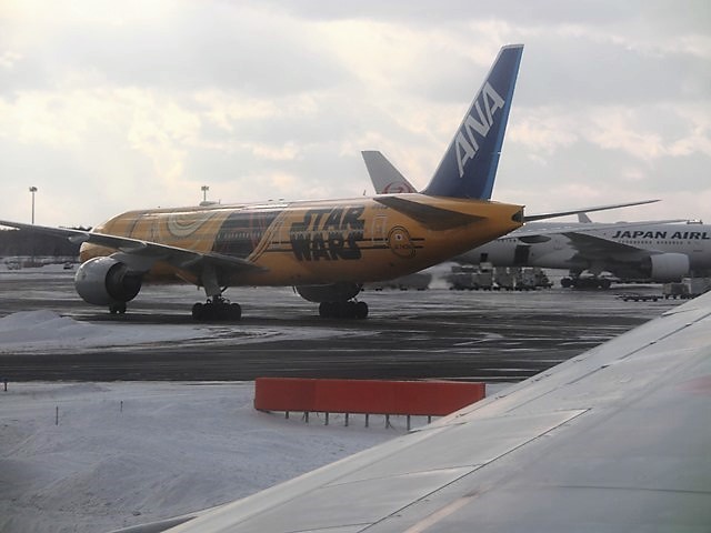 藤田八束の鉄道写真＠千歳空港でスターウオーズラッピング飛行機にご対面、そのあと飛び立つ姿が綺麗、貨物列車「レッドベア」の姿も確認_d0181492_23192085.jpg