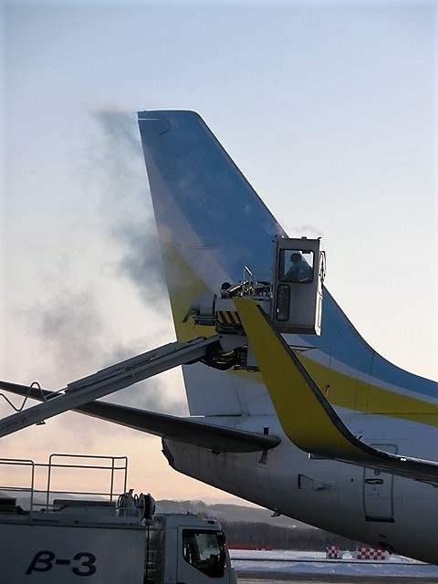 藤田八束の鉄道写真＠千歳空港でスターウオーズラッピング飛行機にご対面、そのあと飛び立つ姿が綺麗、貨物列車「レッドベア」の姿も確認_d0181492_23213212.jpg